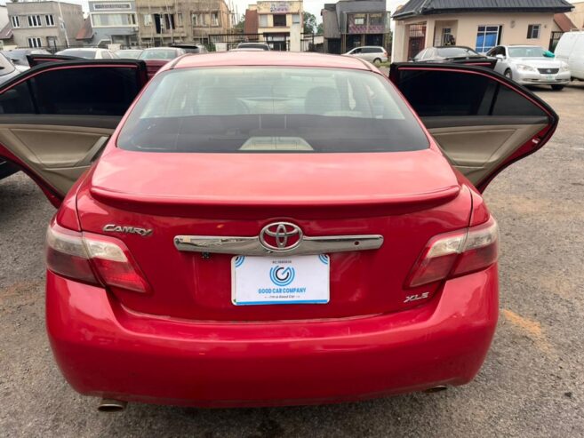 #2.490m Toyota camry XLE in fantastic condition with with: Thumb start button / keyless entry, Strong v6 engine, Automatic gear, Cold Chilling AC, Dvd entertainment system, Soft matured leather seats, Clean interior, exterior and lots more. Located in Ilorin, kwara state