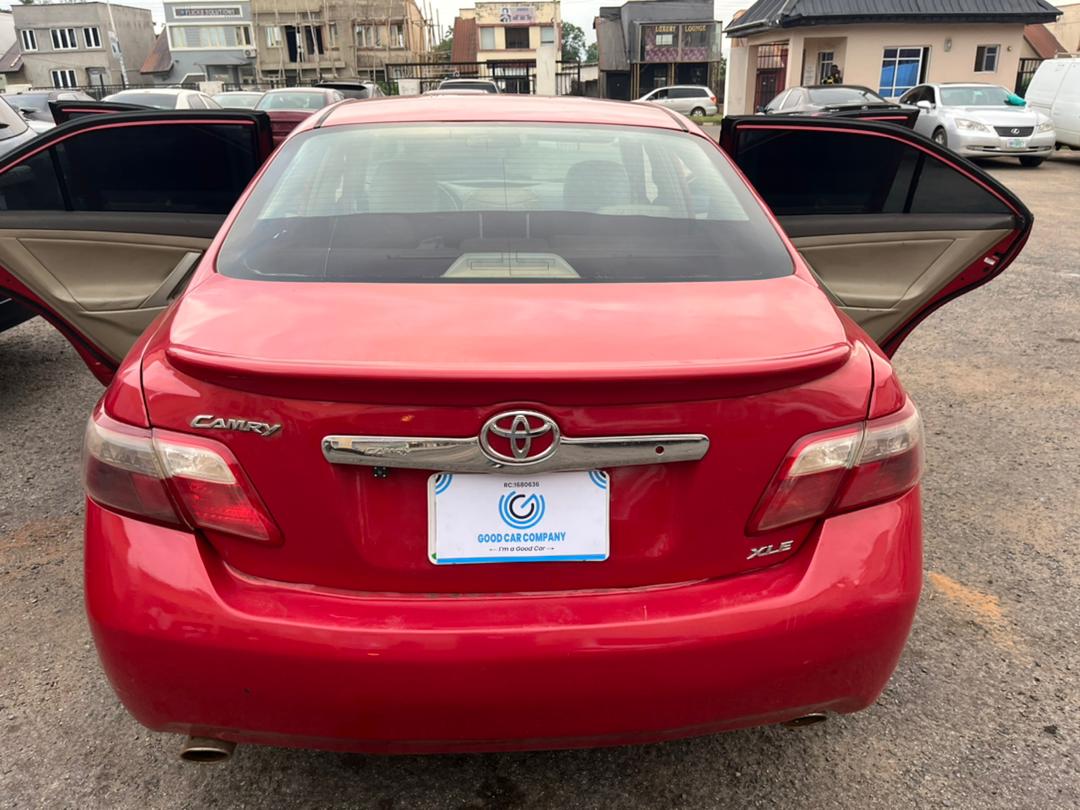#2.490m Toyota camry XLE in fantastic condition with with: Thumb start button / keyless entry, Strong v6 engine, Automatic gear, Cold Chilling AC, Dvd entertainment system, Soft matured leather seats, Clean interior, exterior and lots more. Located in Ilorin, kwara state