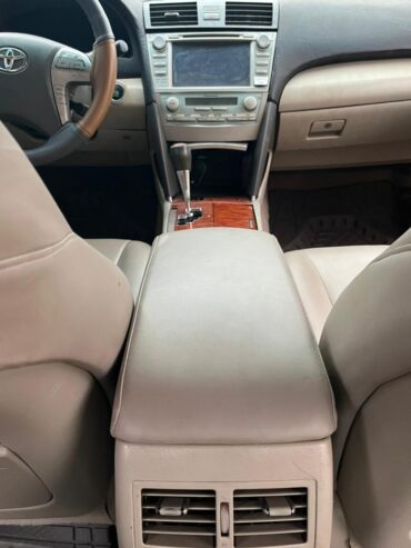 #2.490m Toyota camry XLE in fantastic condition with with: Thumb start button / keyless entry, Strong v6 engine, Automatic gear, Cold Chilling AC, Dvd entertainment system, Soft matured leather seats, Clean interior, exterior and lots more. Located in Ilorin, kwara state