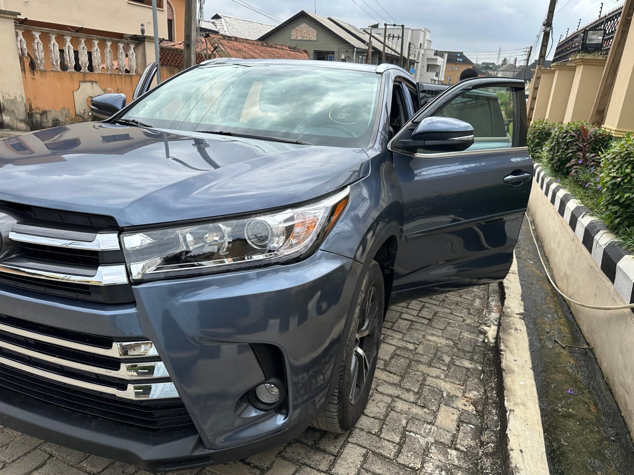 Foreign Used 2016 Toyota Highlander XLE V6 – Push Start, BSM, Reverse Camera, Leather Seats, Sunroof ₦30475000