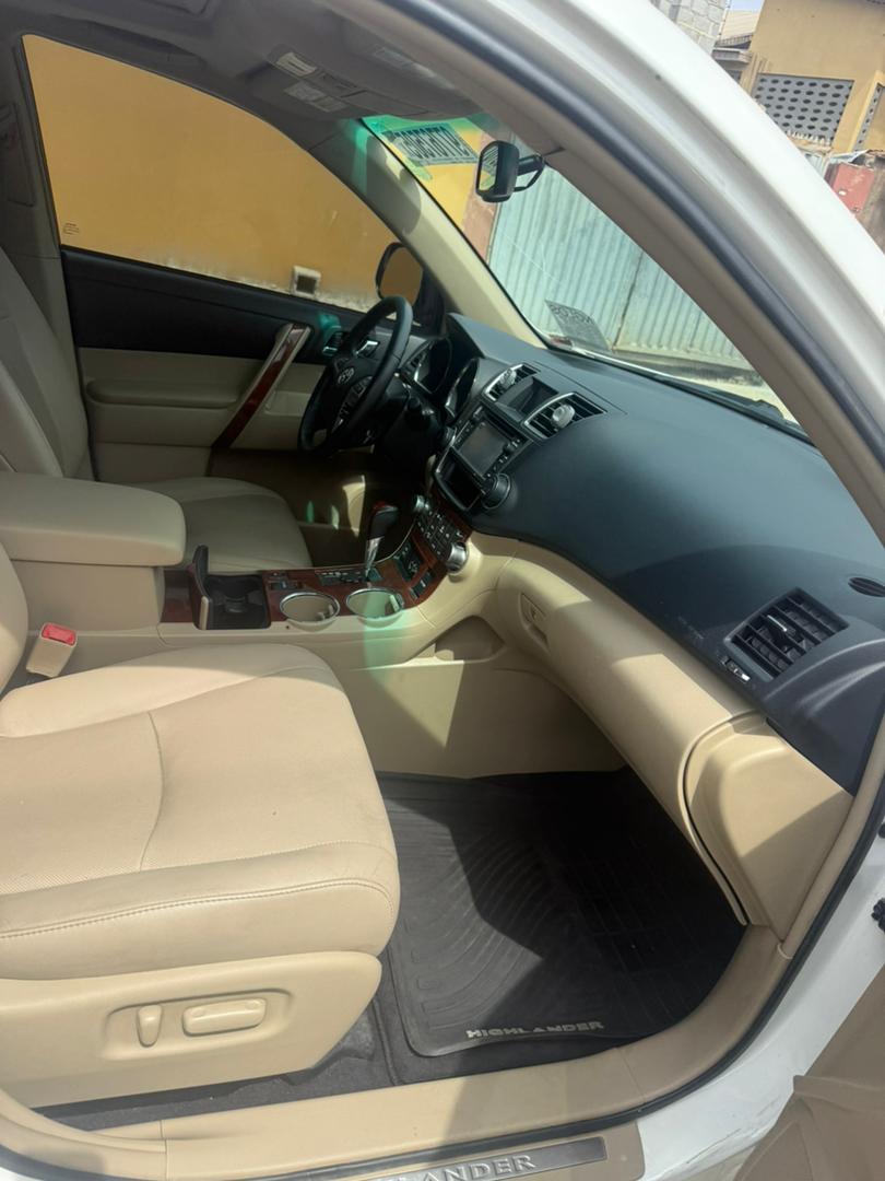 Foreign Used 2013 Toyota Highlander Limited V6 – Push Start, Sunroof, Navigation, Leather Seats ₦20700000