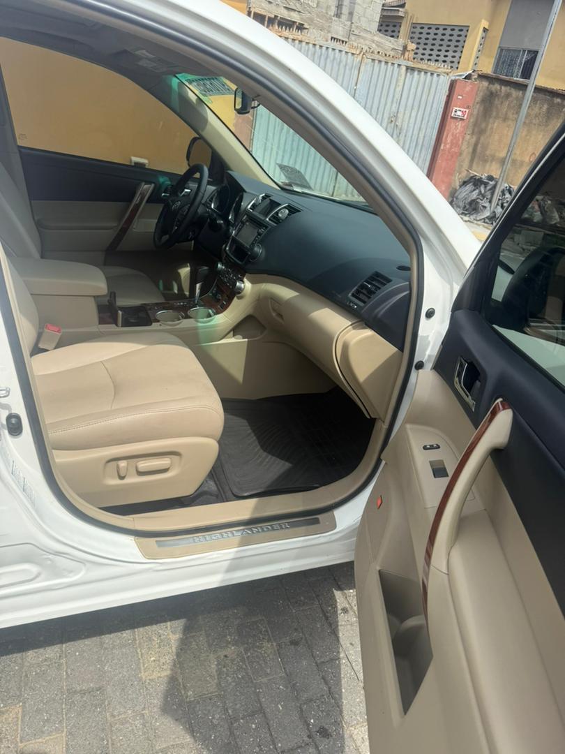 Foreign Used 2013 Toyota Highlander Limited V6 – Push Start, Sunroof, Navigation, Leather Seats ₦20700000