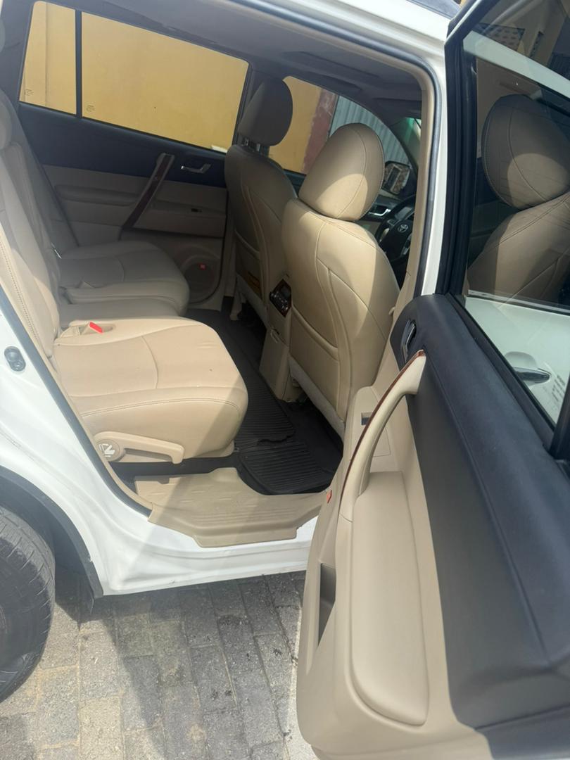 Foreign Used 2013 Toyota Highlander Limited V6 – Push Start, Sunroof, Navigation, Leather Seats ₦20700000