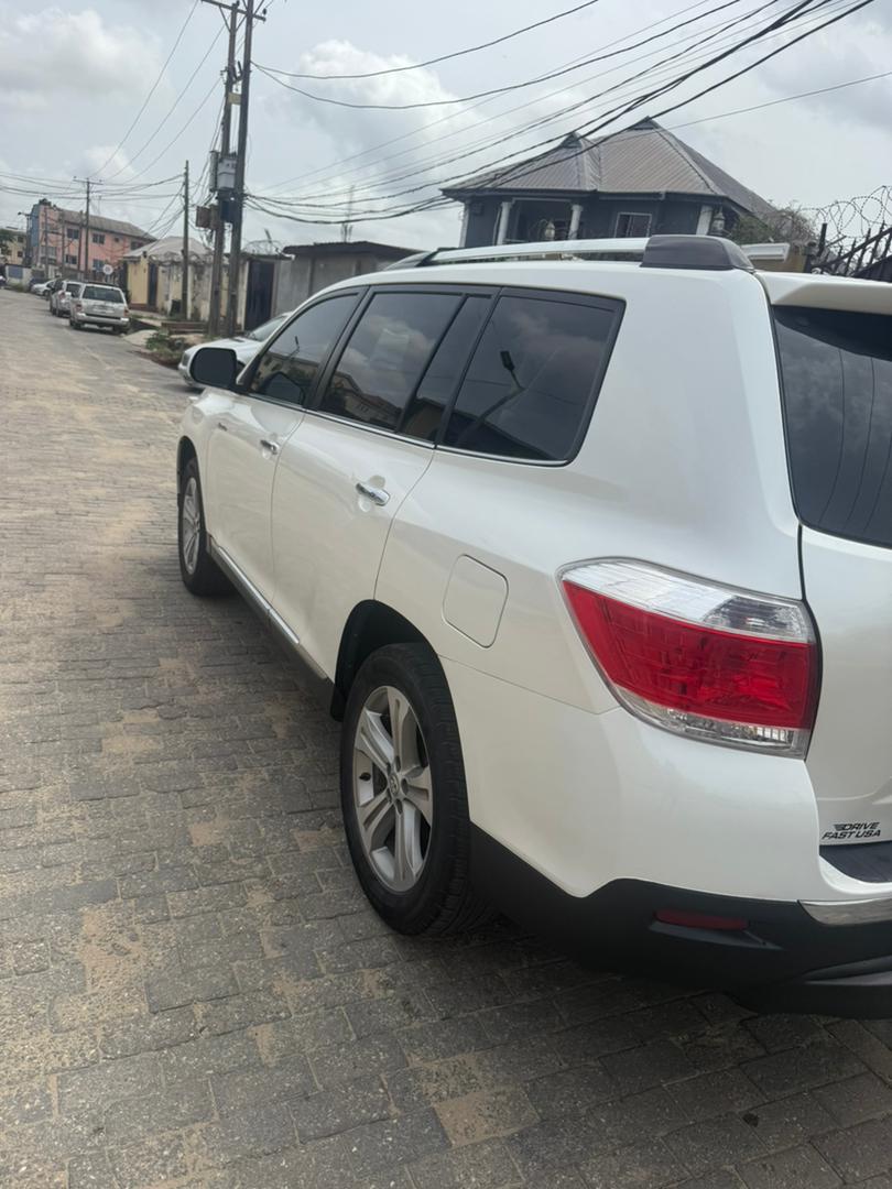 Foreign Used 2013 Toyota Highlander Limited V6 – Push Start, Sunroof, Navigation, Leather Seats ₦20700000