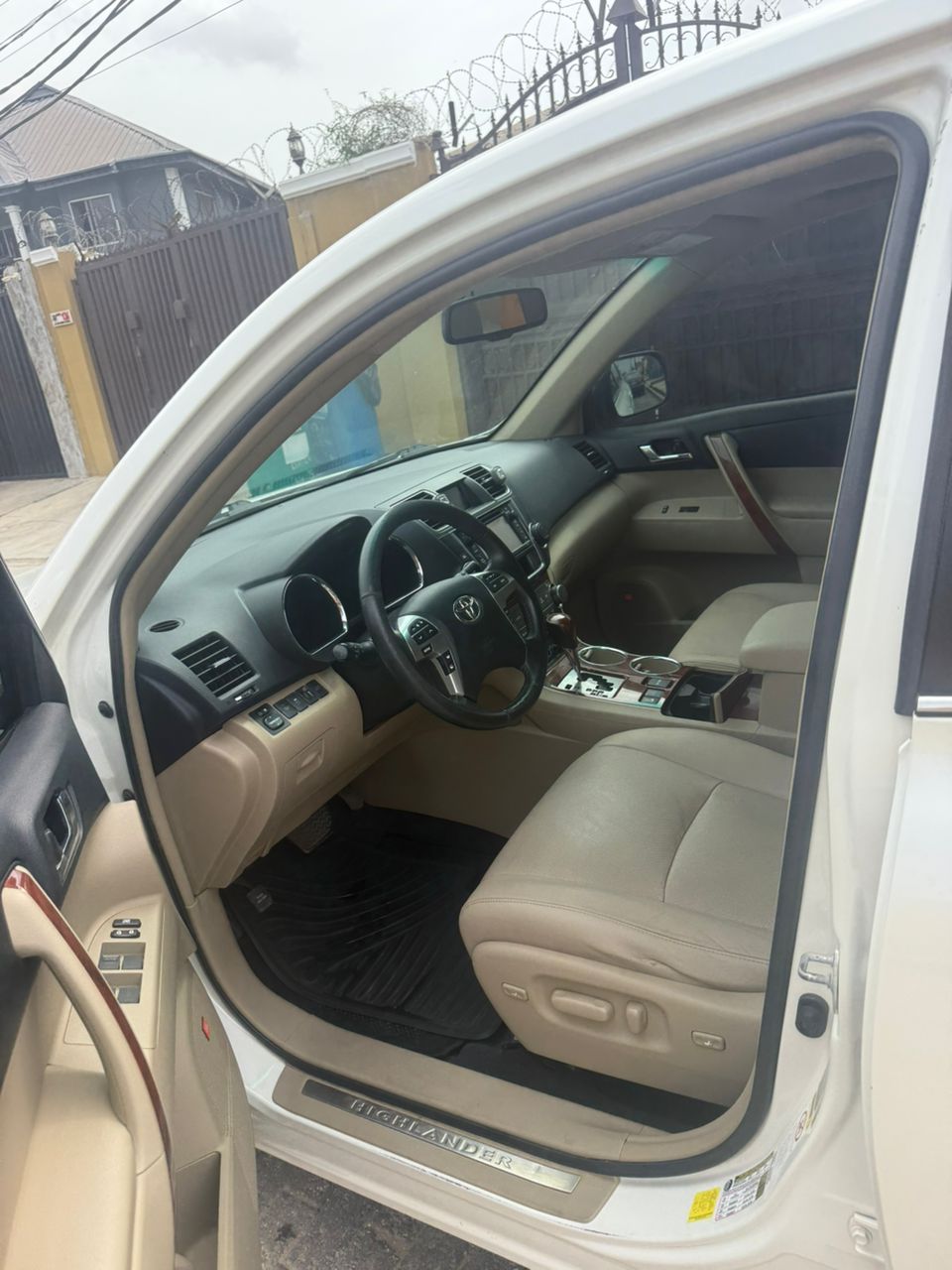 Foreign Used 2013 Toyota Highlander Limited V6 – Push Start, Sunroof, Navigation, Leather Seats ₦20700000