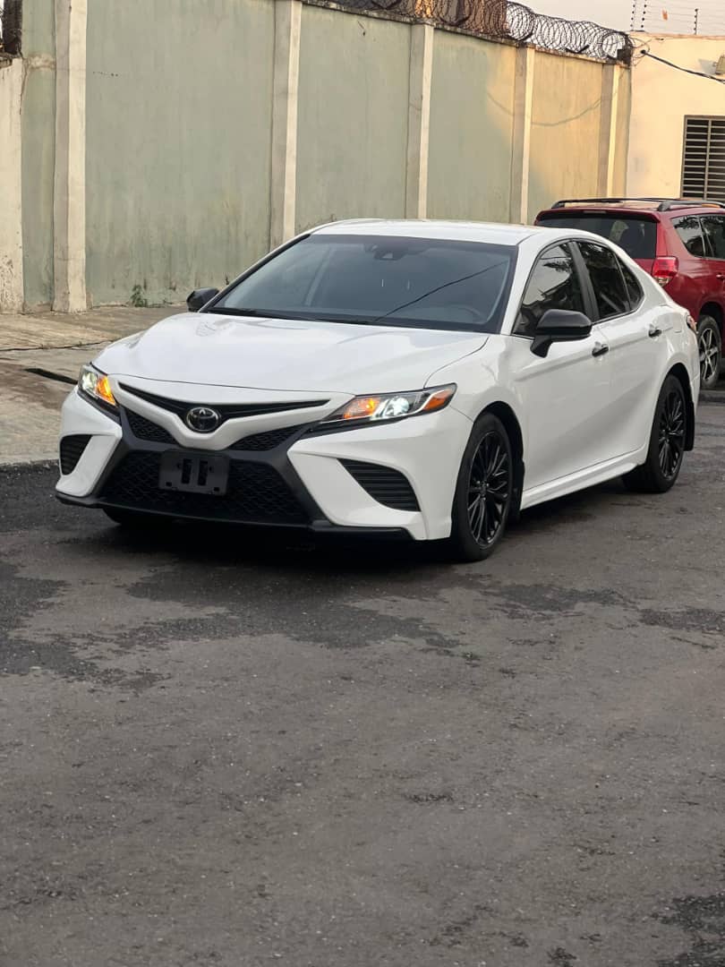 Foreign Used 2020 Toyota Camry SE – Key Start, Reverse Camera, Leather Seats, Sunroof ₦32200000