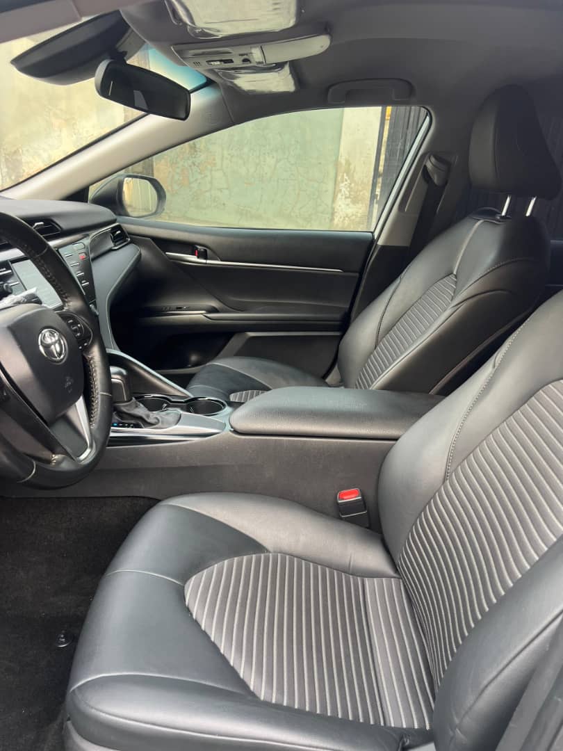 Foreign Used 2020 Toyota Camry SE – Key Start, Reverse Camera, Leather Seats, Sunroof ₦32200000