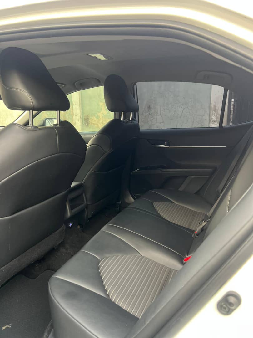 Foreign Used 2020 Toyota Camry SE – Key Start, Reverse Camera, Leather Seats, Sunroof ₦32200000