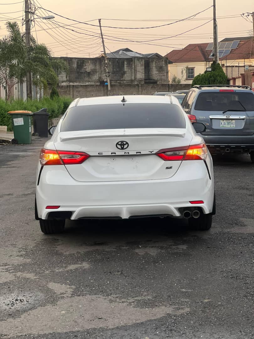 Foreign Used 2020 Toyota Camry SE – Key Start, Reverse Camera, Leather Seats, Sunroof ₦32200000