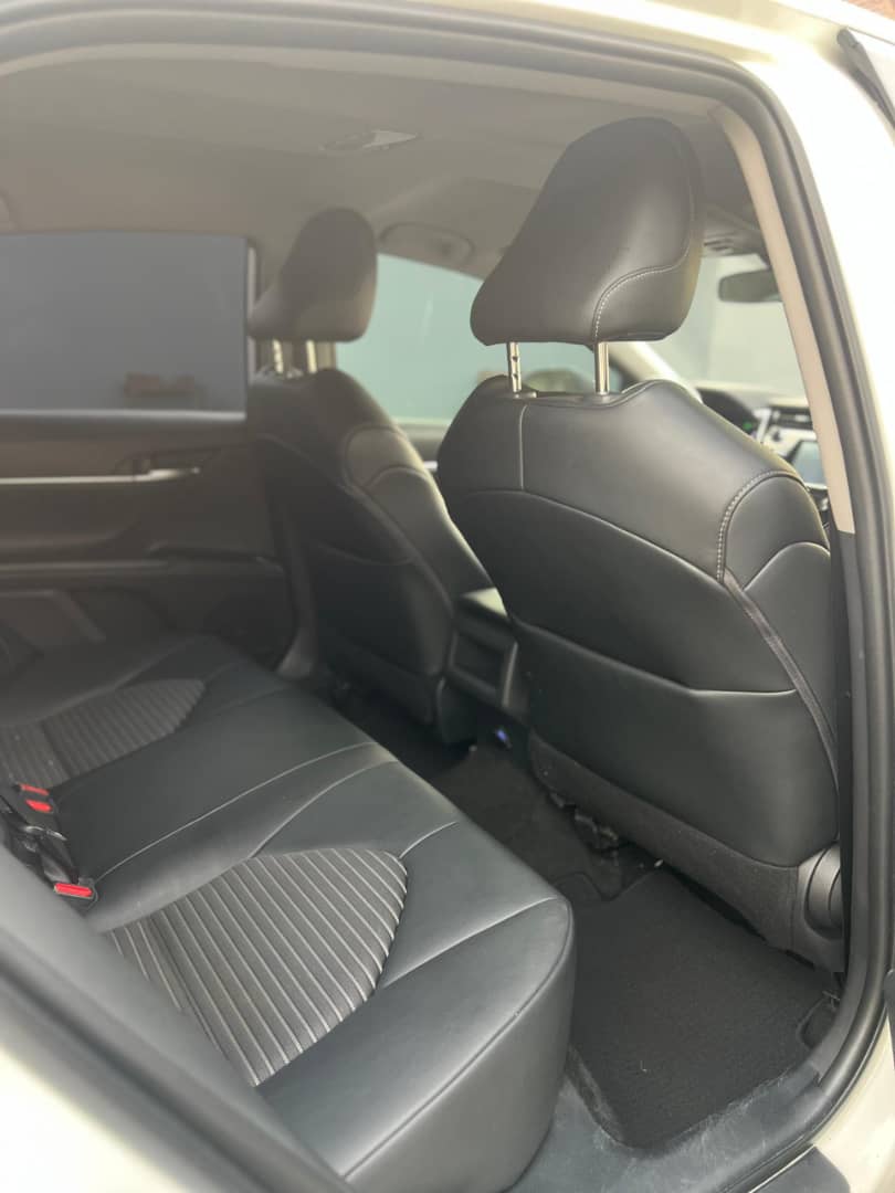 Foreign Used 2020 Toyota Camry SE – Key Start, Reverse Camera, Leather Seats, Sunroof ₦32200000