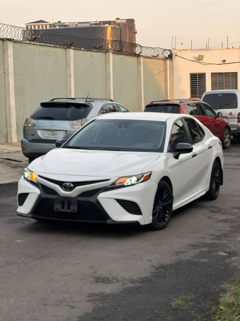Foreign Used 2020 Toyota Camry SE – Key Start, Reverse Camera, Leather Seats, Sunroof ₦32200000