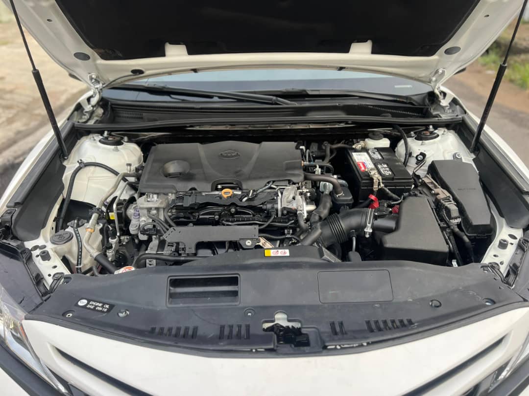 Foreign Used 2020 Toyota Camry SE – Key Start, Reverse Camera, Leather Seats, Sunroof ₦32200000