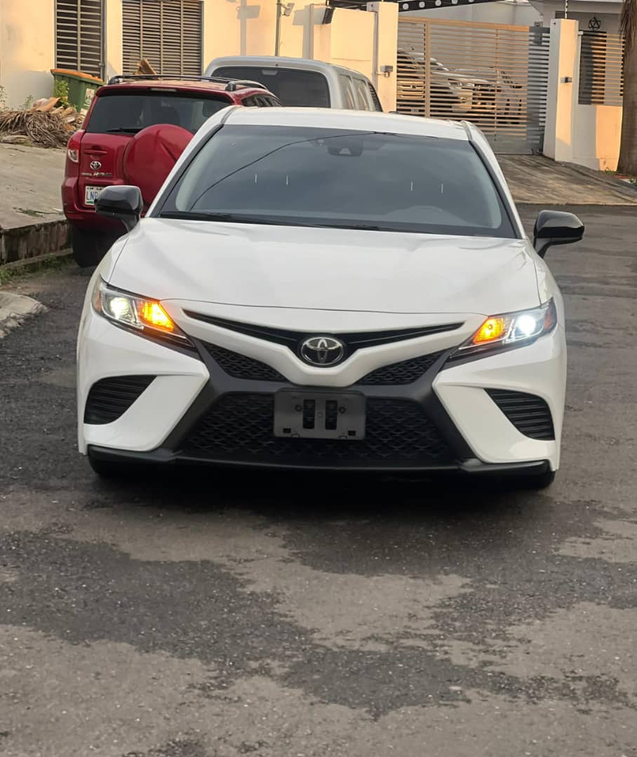 Foreign Used 2020 Toyota Camry SE – Key Start, Reverse Camera, Leather Seats, Sunroof ₦32200000