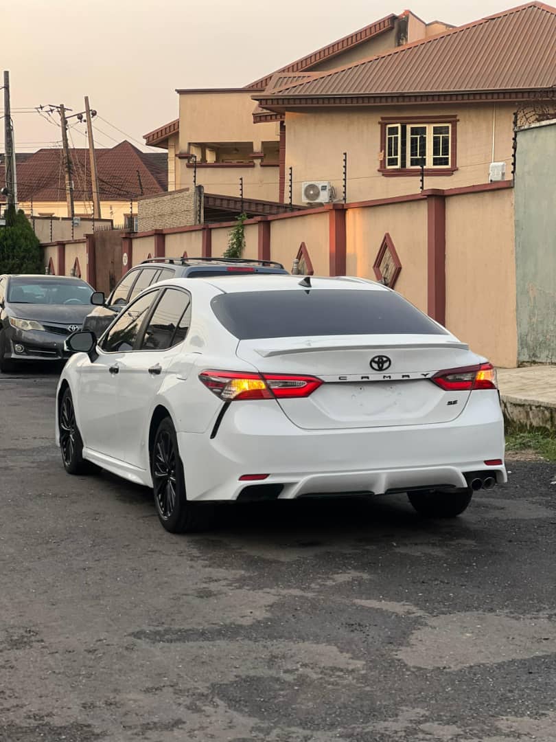 Foreign Used 2020 Toyota Camry SE – Key Start, Reverse Camera, Leather Seats, Sunroof ₦32200000