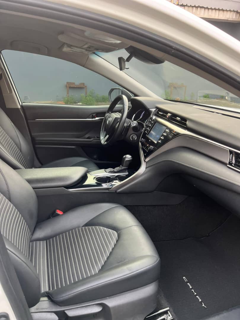 Foreign Used 2020 Toyota Camry SE – Key Start, Reverse Camera, Leather Seats, Sunroof ₦32200000