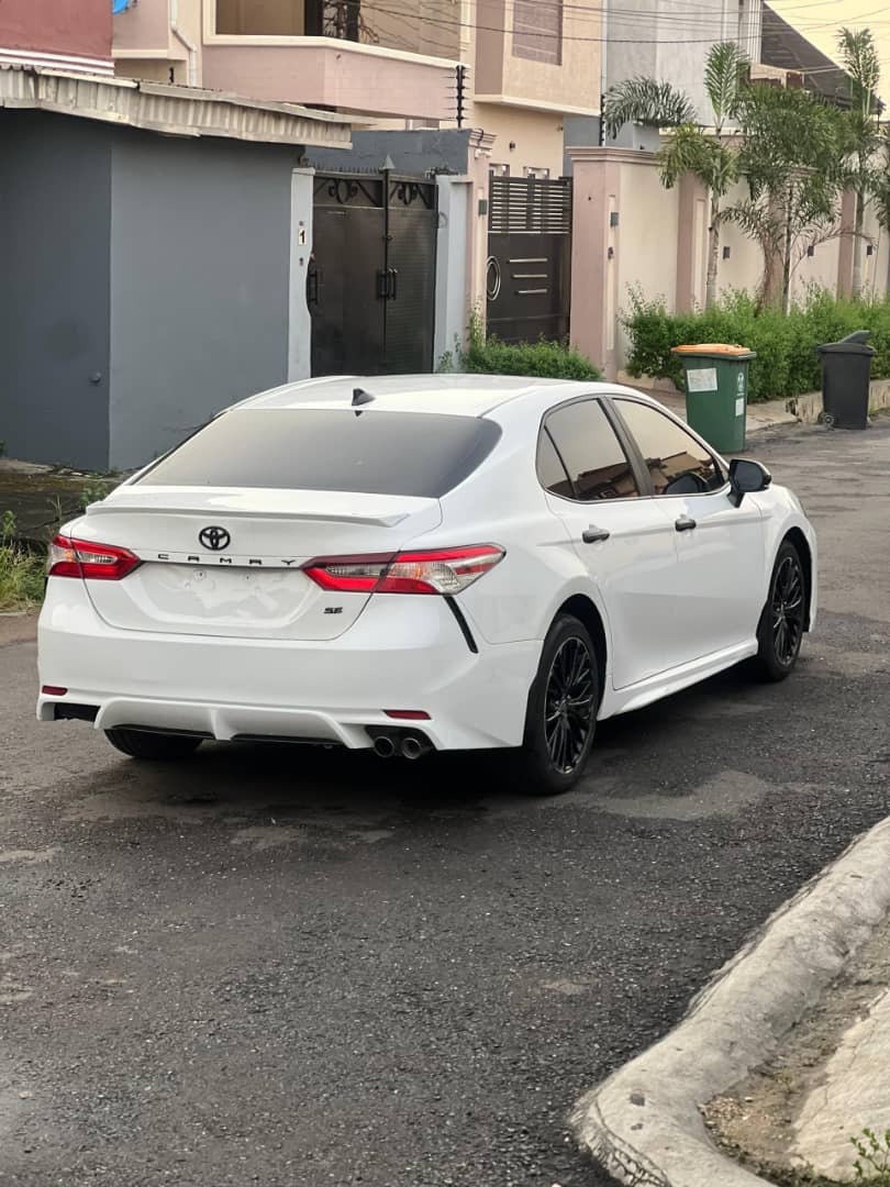 Foreign Used 2020 Toyota Camry SE – Key Start, Reverse Camera, Leather Seats, Sunroof ₦32200000