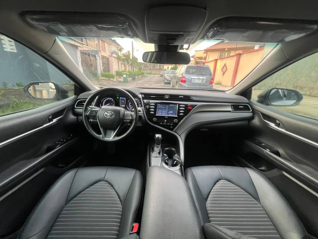 Foreign Used 2020 Toyota Camry SE – Key Start, Reverse Camera, Leather Seats, Sunroof ₦32200000