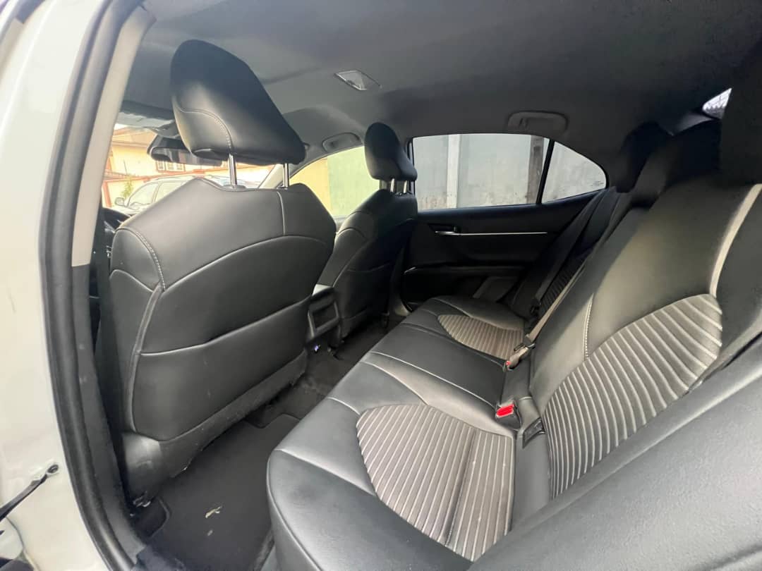 Foreign Used 2020 Toyota Camry SE – Key Start, Reverse Camera, Leather Seats, Sunroof ₦32200000