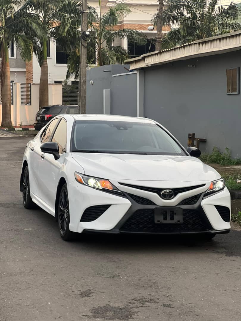 Foreign Used 2020 Toyota Camry SE – Key Start, Reverse Camera, Leather Seats, Sunroof ₦32200000